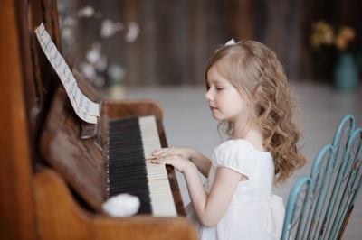Юная пианистка.