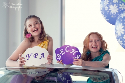 С подружкой на фотосесии в автосалоне.