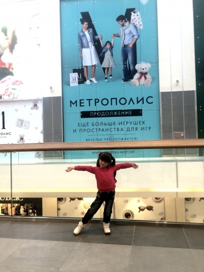Валиева Настенька рекламирует ТЦ Метрополис, с огромного билборда (примерно 4х8 м) в ТЦ Метрополис (на Войковской). Основа билборда выполнена из высокопрочного стекла.